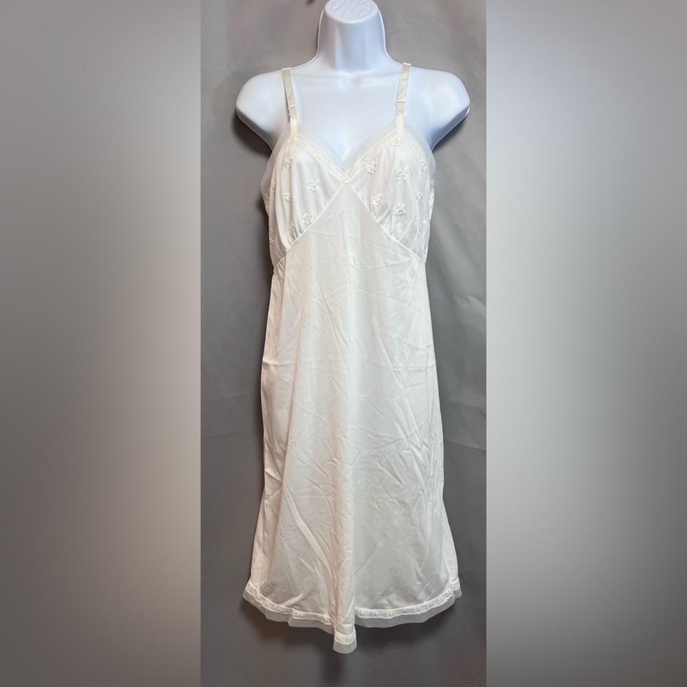 Vintage White Women’s Nylon  Lace Lingerie 39” Long‎ Embroidered